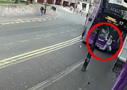 【衝撃】バスに思い切りひかれたあと、立ち上がってなじみのパブに入店する男が激撮される！