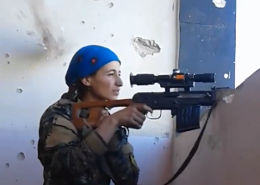 【危なっ！！】戦場で撮影された頭部ギリギリへの射撃が衝撃的すぎる！