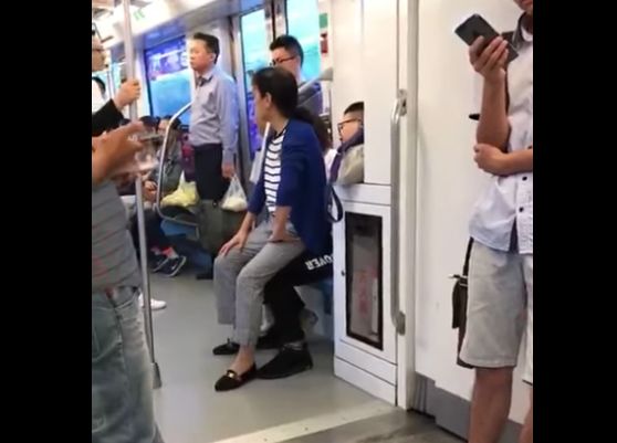 マジか 地下鉄で席を譲ってもらえなかった中国人女性が驚きの行動に Edamame