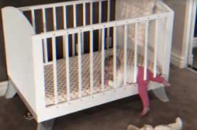 【衝撃】赤ちゃんがベッドの柵をすり抜ける瞬間が激撮され話題に！