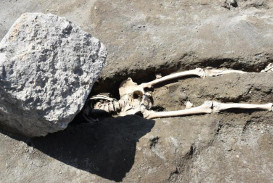 2000年前の白骨死体が発掘されるも、その奇抜すぎる姿にネットがざわつく・・・