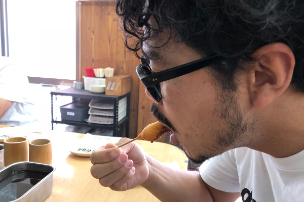 だるまの串カツを食べる