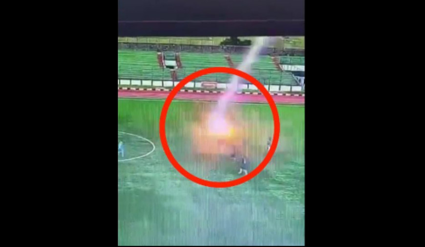 インドネシアでサッカー選手が試合中に落雷を受け死亡